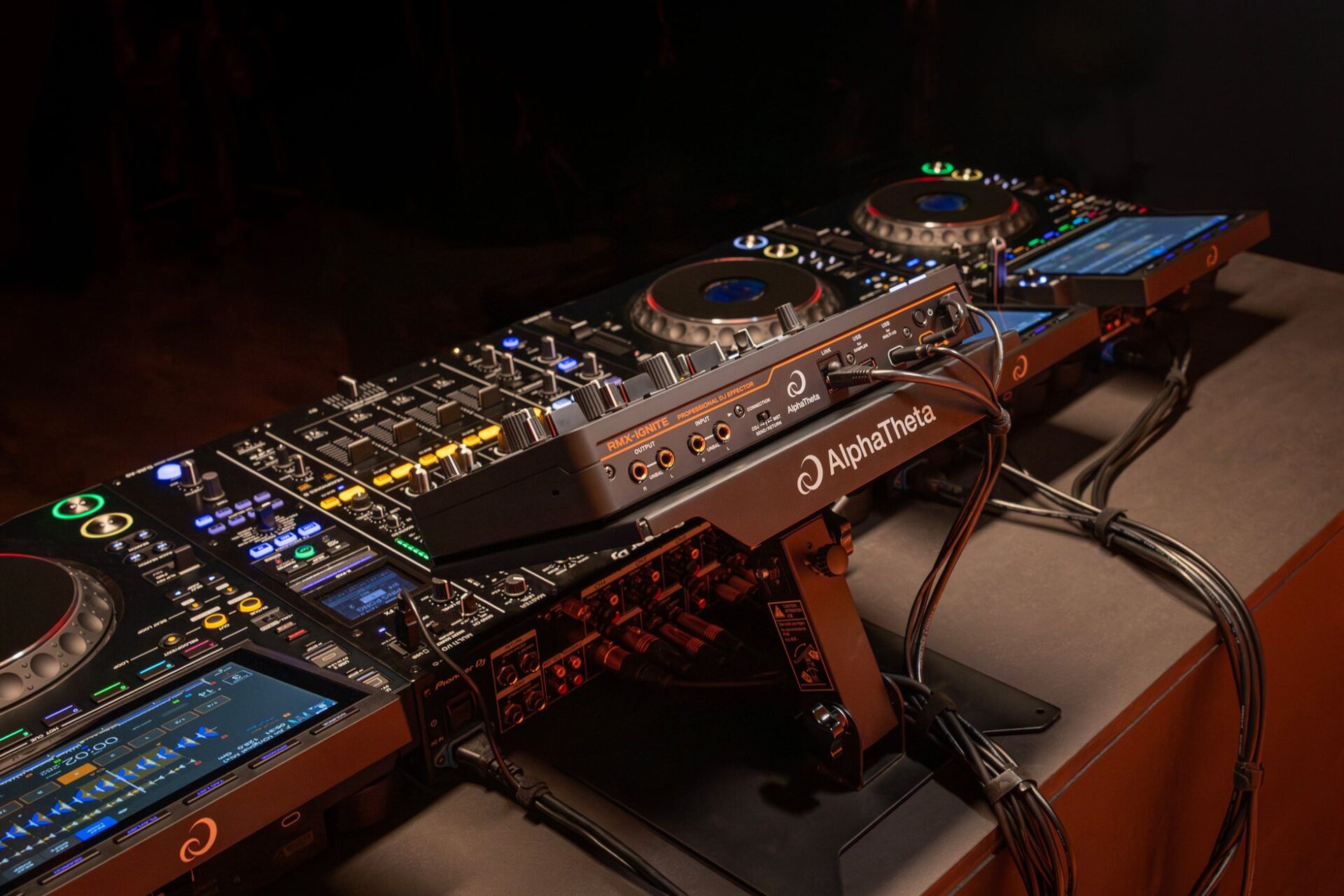 AlphaTheta、機材の安定設置を実現するDJスタンド「DJC-STS2」を発売｜主な製品仕様