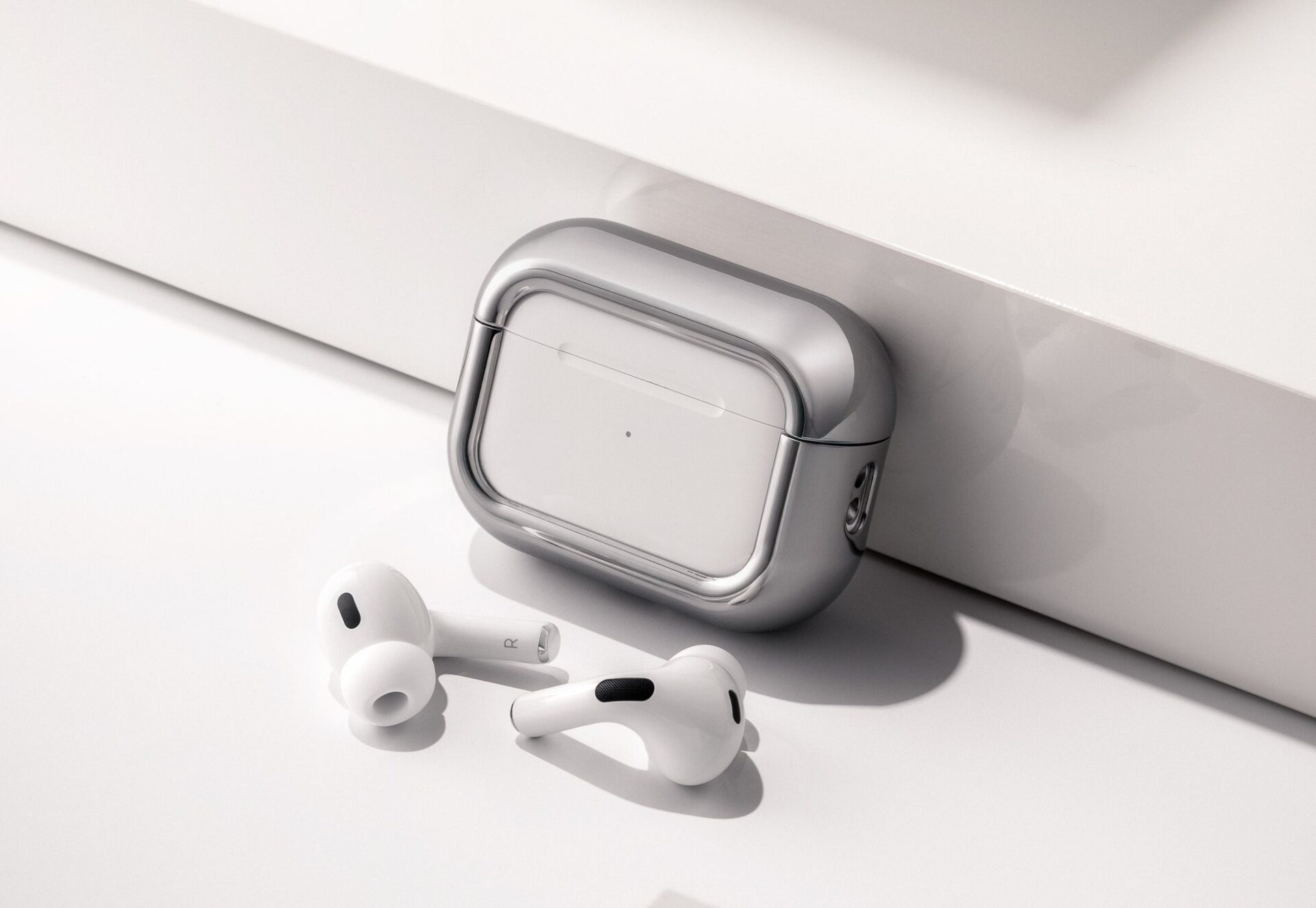 AirPods Pro 3向け、ミニマルなアルミバンパー「Arc Pulse」発売 - 画像1