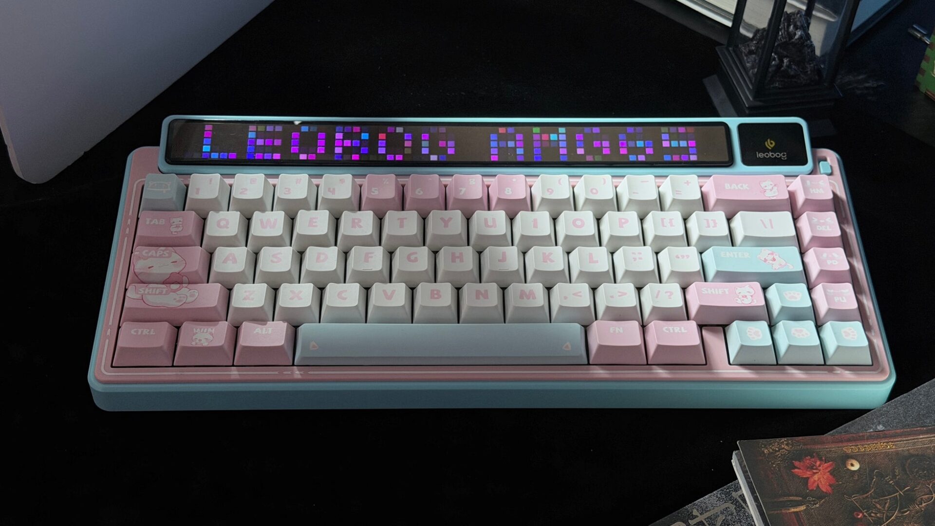 AULA、デュアルディスプレイ搭載のメカニカルキーボード「AMG65」を日本で発売 - 画像1