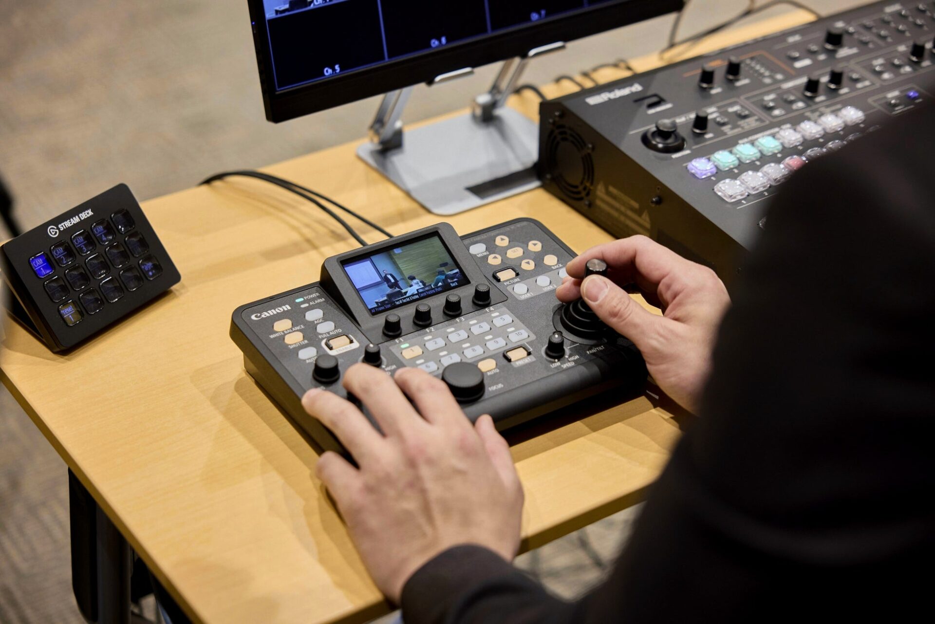 キヤノン、小型・軽量なリモートカメラコントローラー「RC-IP300」を6月下旬発売 - 画像2