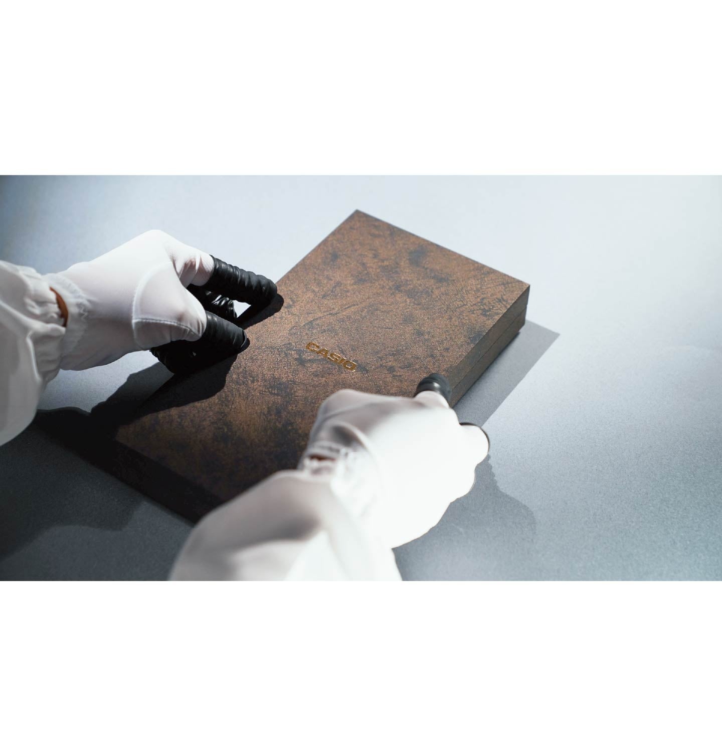 カシオ、漆塗り技術を施した高級電卓『S100X-JC1-U』を発売 - 画像5