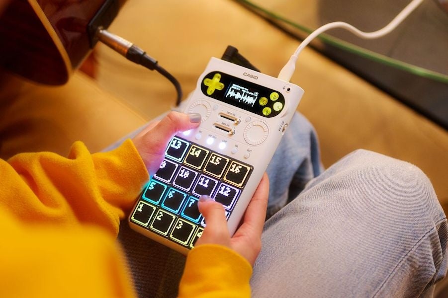 カシオ、初心者でも直感的に使えるポータブルサンプラー「SXC-1」を発表 - 画像1