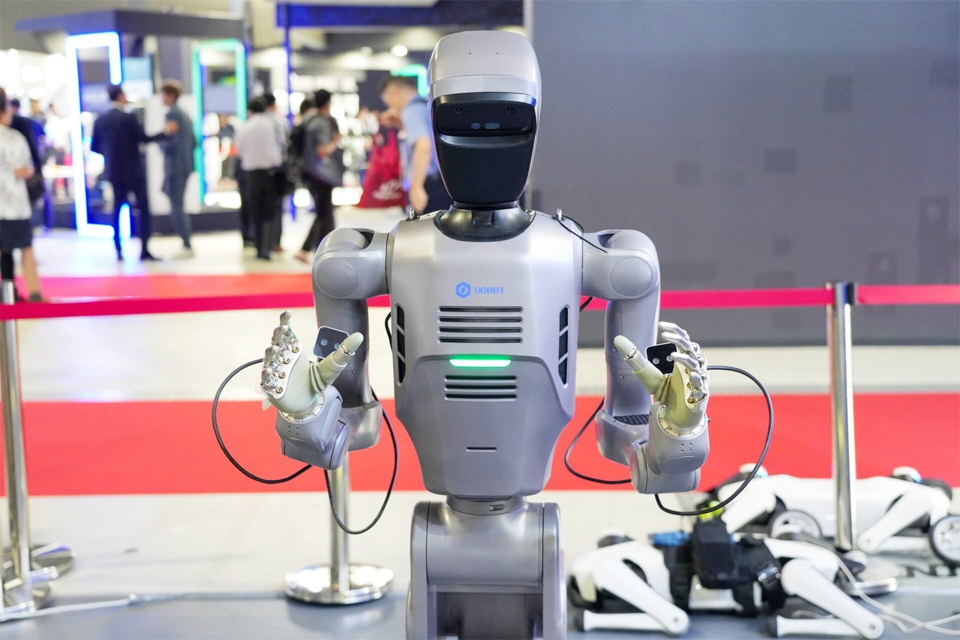 DOBOT、最新の協働ロボットやヒューマノイドをRTJ 2026で公開｜ヒューマノイドおよび四足歩行ロボットの展示