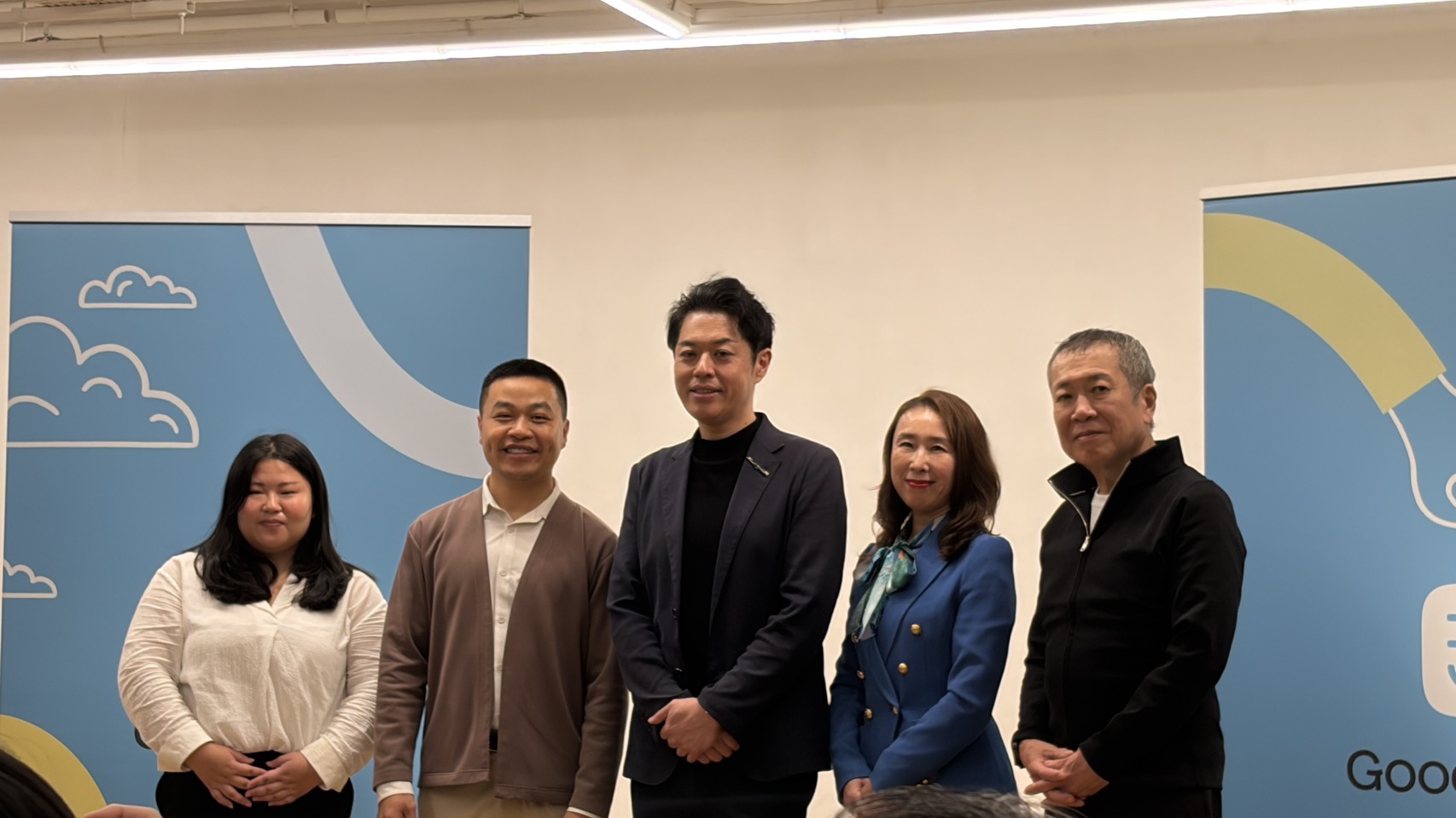 筆者が会場で撮影した登壇者5人のフォトセッション