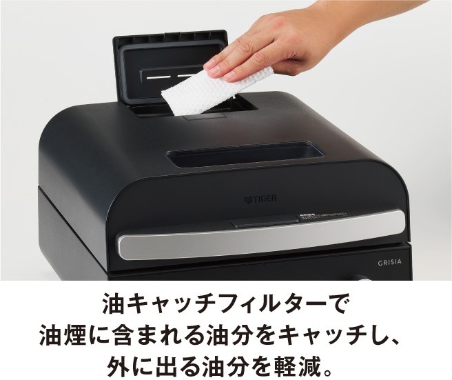 天面の油キャッチフィルター部を手入れする手元