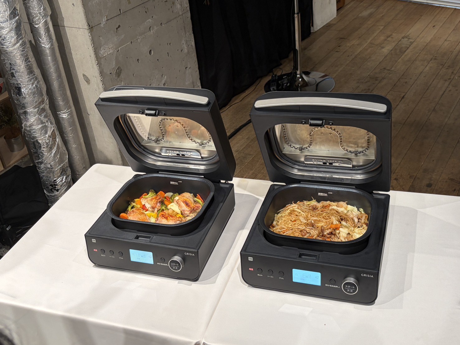 鶏肉と野菜、麺料理を入れた2台の展示実機
