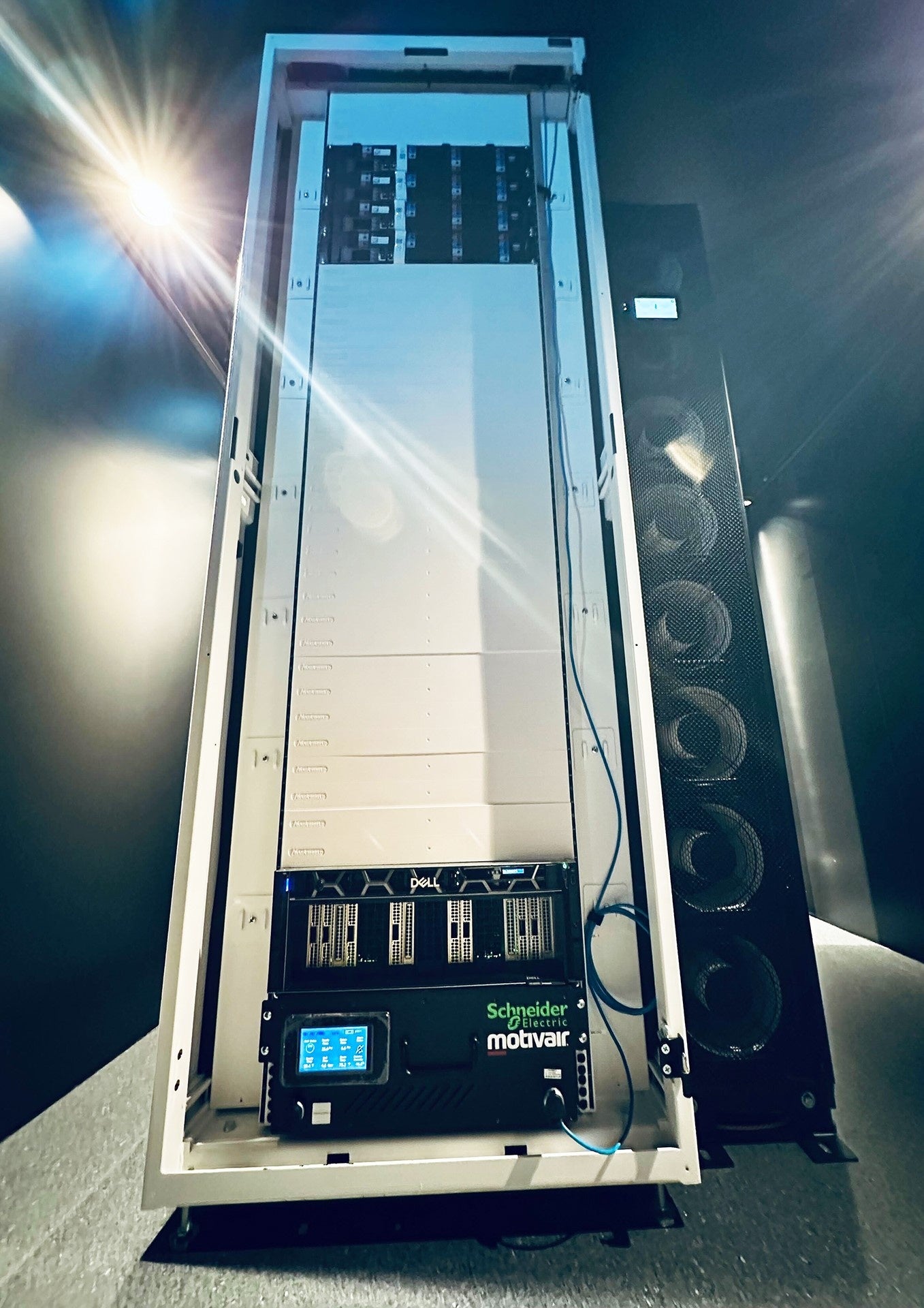 ゲットワークス、水冷B200GPUサーバーを国内初稼働 - 画像5