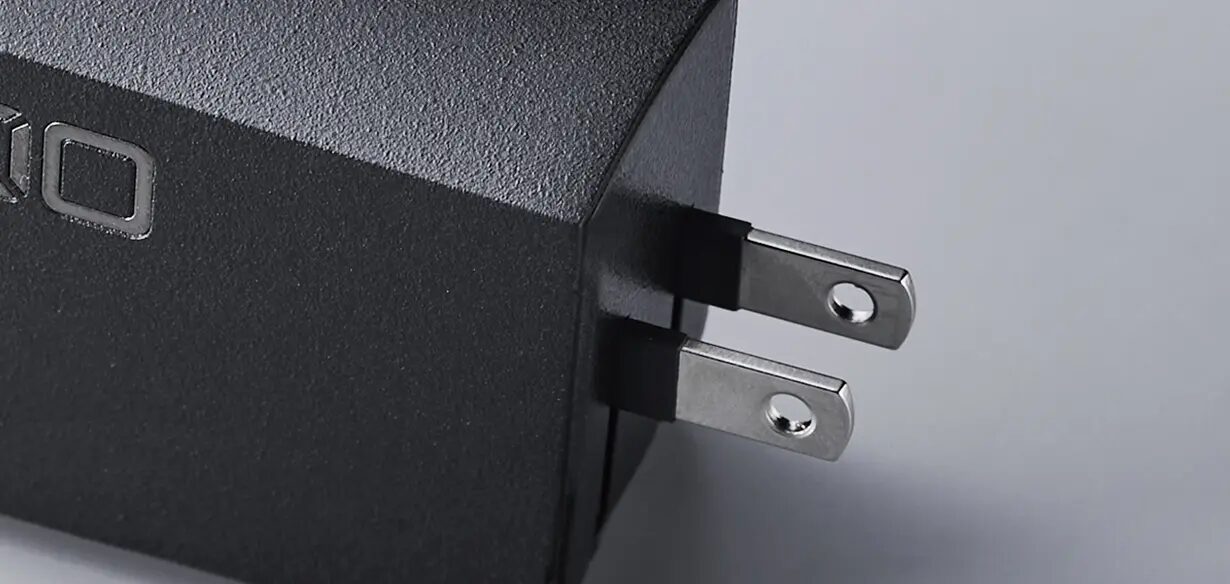 黒い充電器のコンセントプラグ