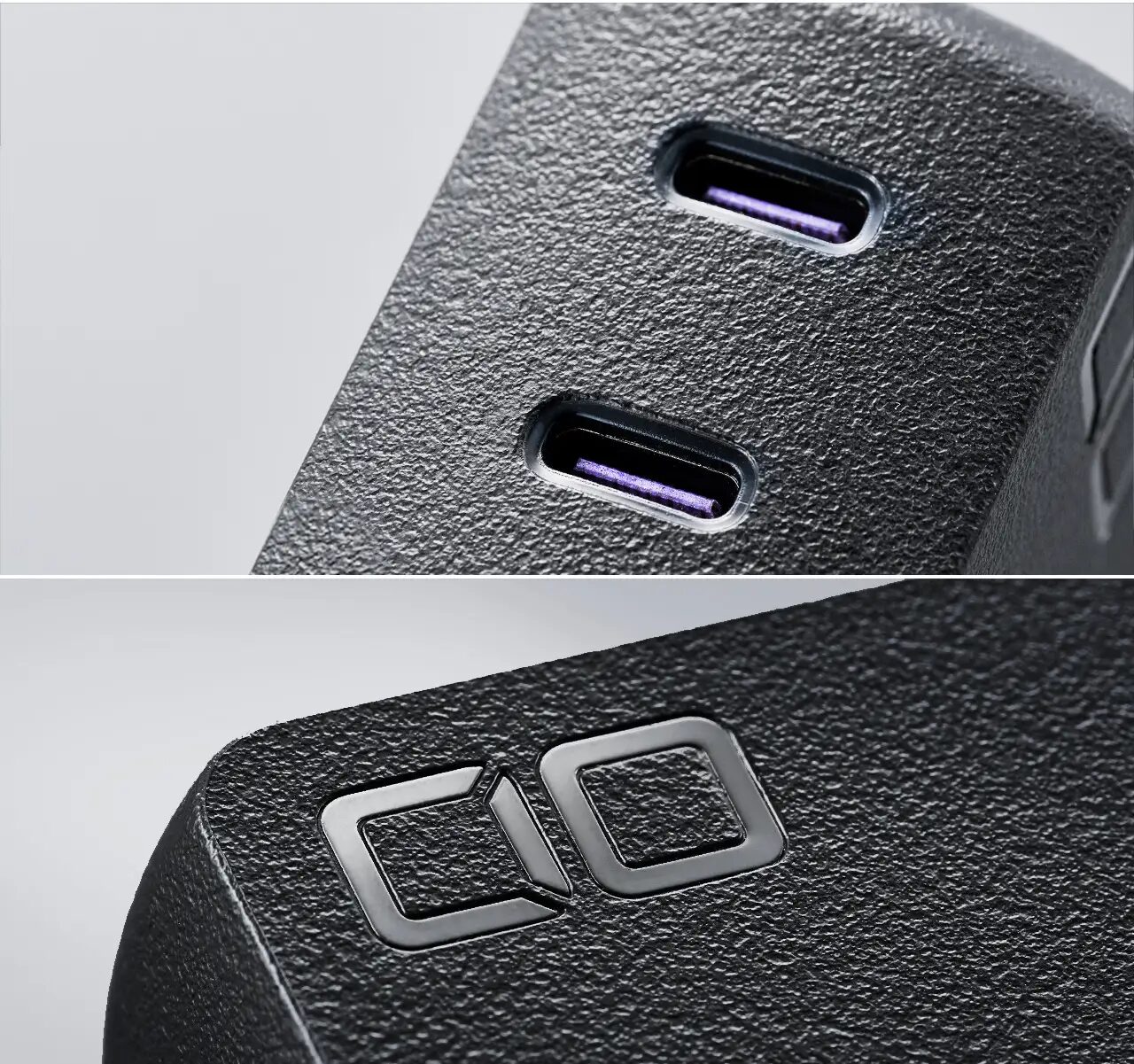 黒い充電器のような製品のざらざらした表面上下に並んだ二つの差し込み口とCQのロゴ