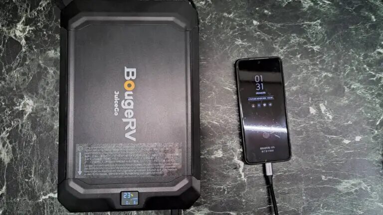 BougeRV JuiceGoポータブル電源でスマートフォンを充電