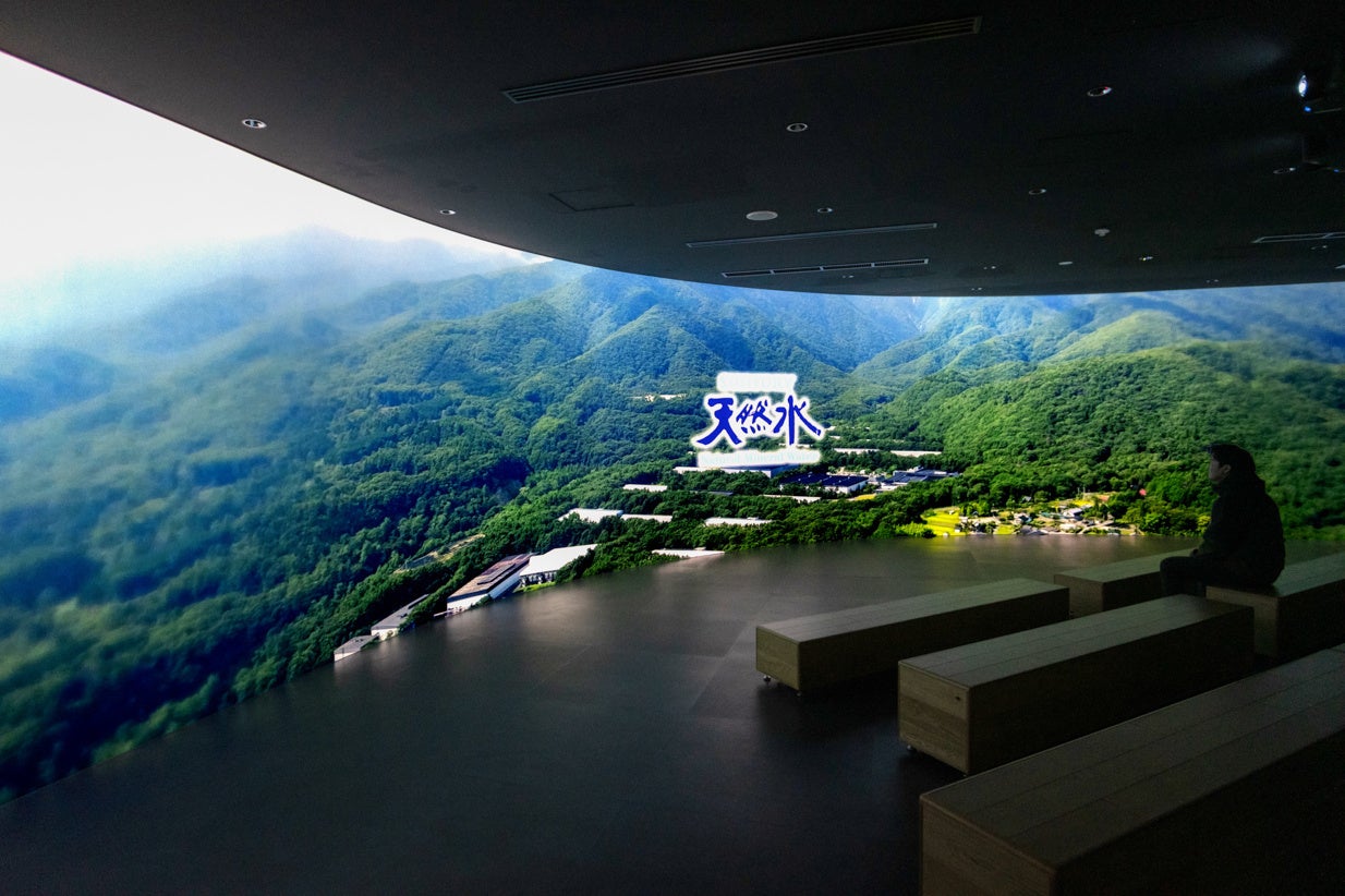 サントリー天然水 白州工場、没入型映像空間を導入｜巨大な湾曲壁面を活かす特殊塗料の技術