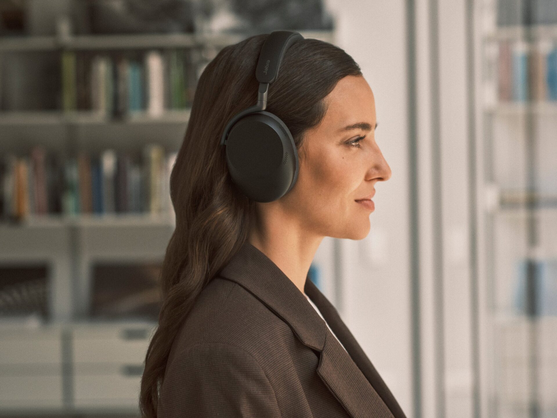 Jabra、ブームレスデザインのAI搭載プロフェッショナルヘッドセット「Evolve3」シリーズを発売 - 画像1