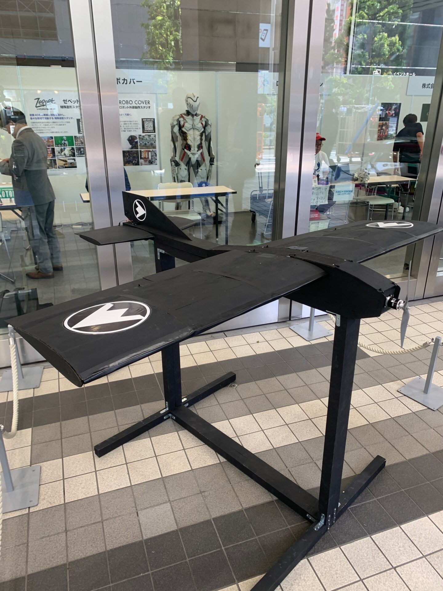 JISDA、低コスト固定翼ドローン「Shiraha」のモックアップを展示 - 画像1