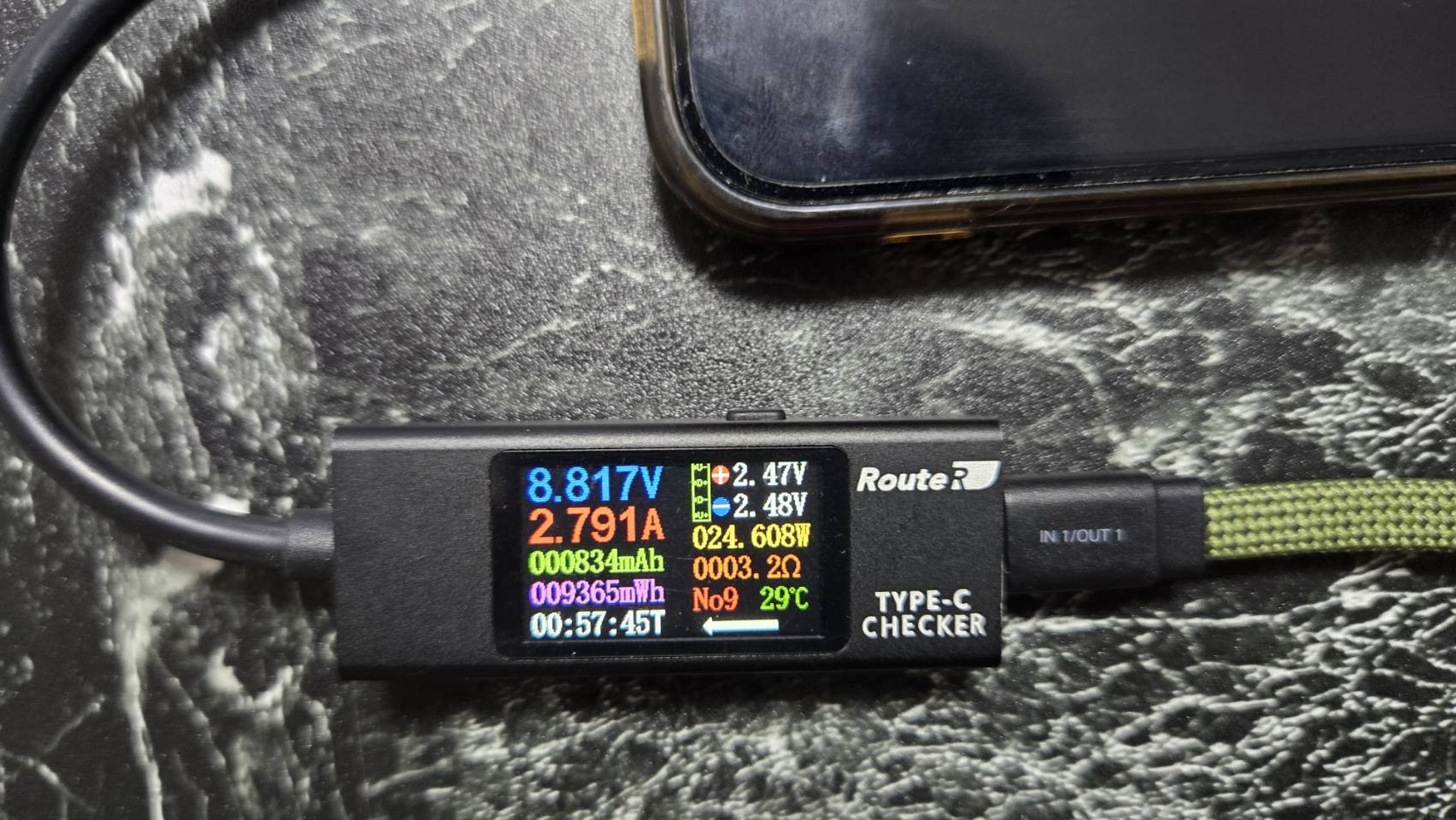 別時点の表示は8.817V・2.791A・24.608W。同じ充電でも出力が固定ではないことが分かる