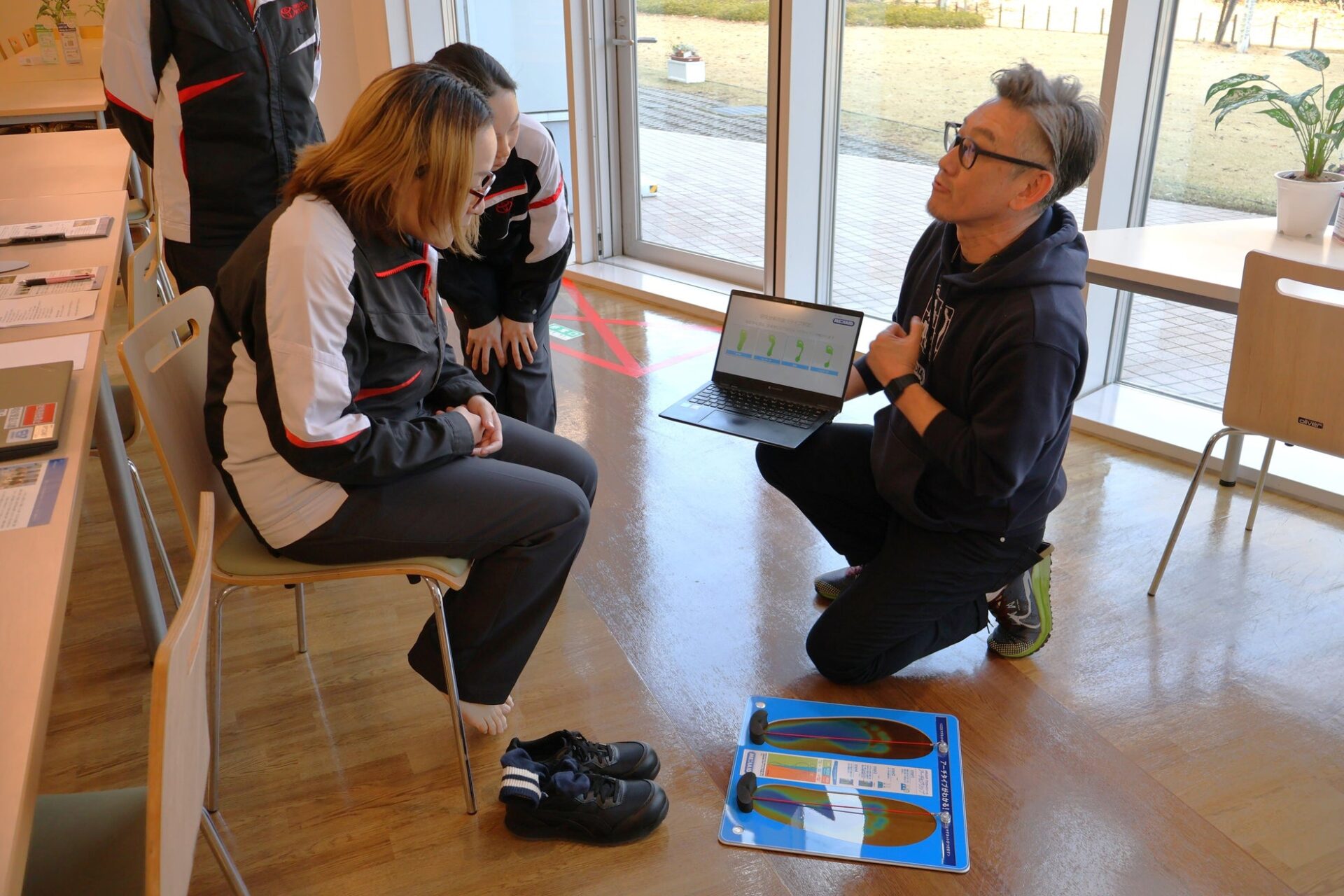 トヨタバッテリー、製造現場の足の負担軽減に「メディエイド」インソールを導入 - 画像6