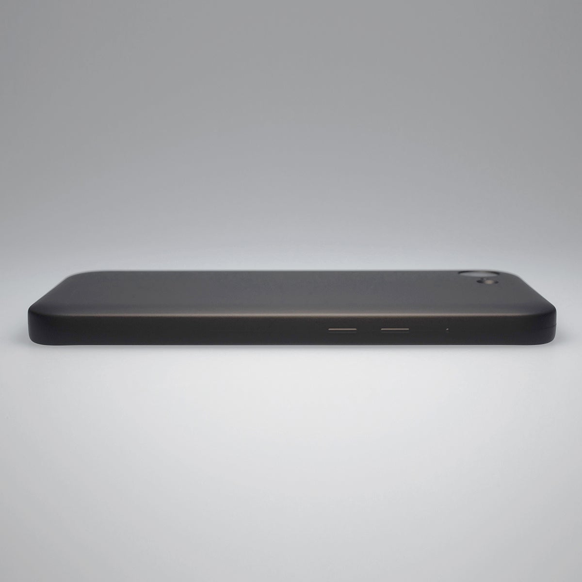 アンドデザイン、iPhone 17e対応のミニマルケース「MYNUS」を発売｜製品情報と価格