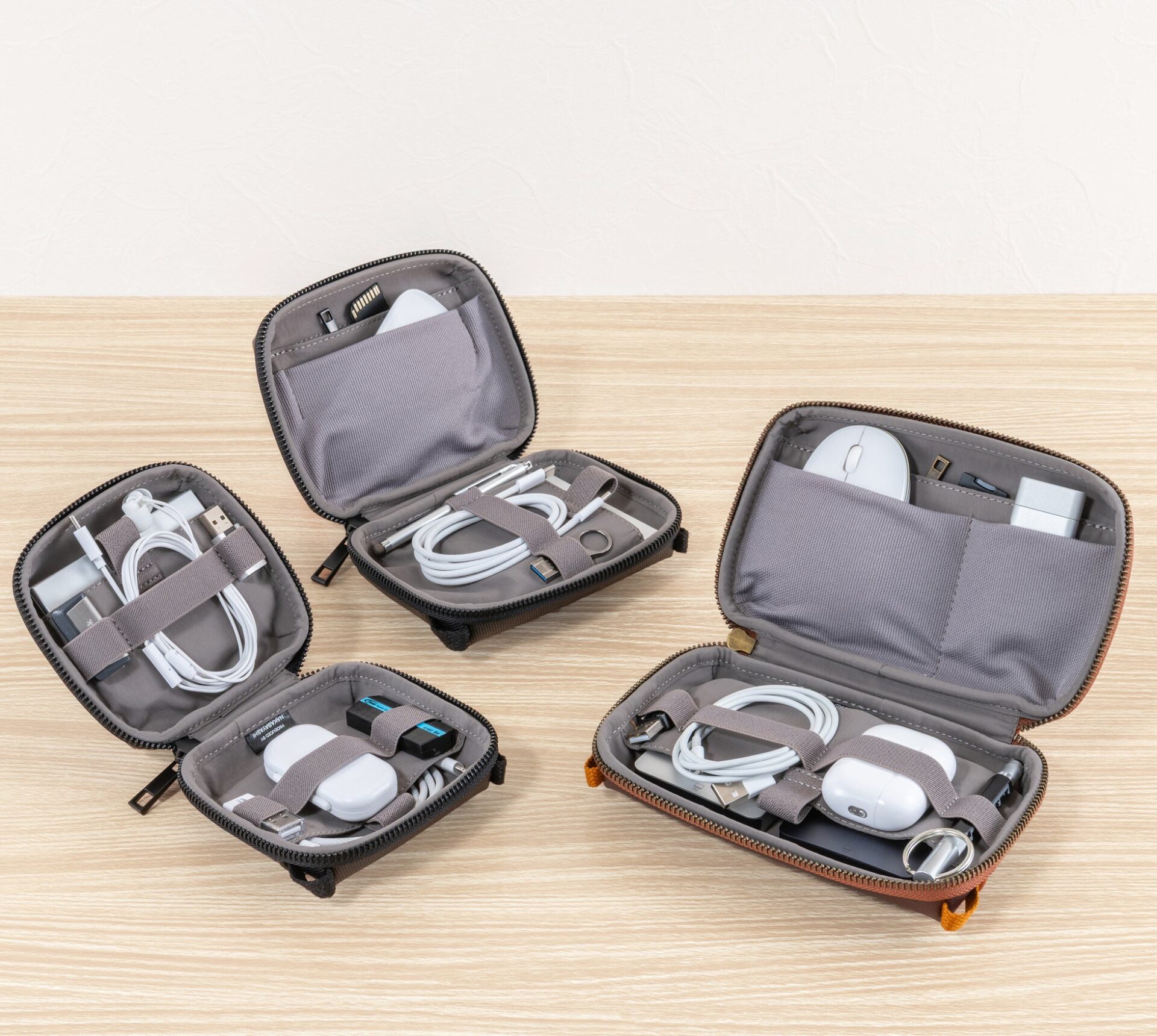 ナカバヤシ、上質素材を採用したガジェット収納「TOTON」を発売|スタンド機能付きのノートPCケース