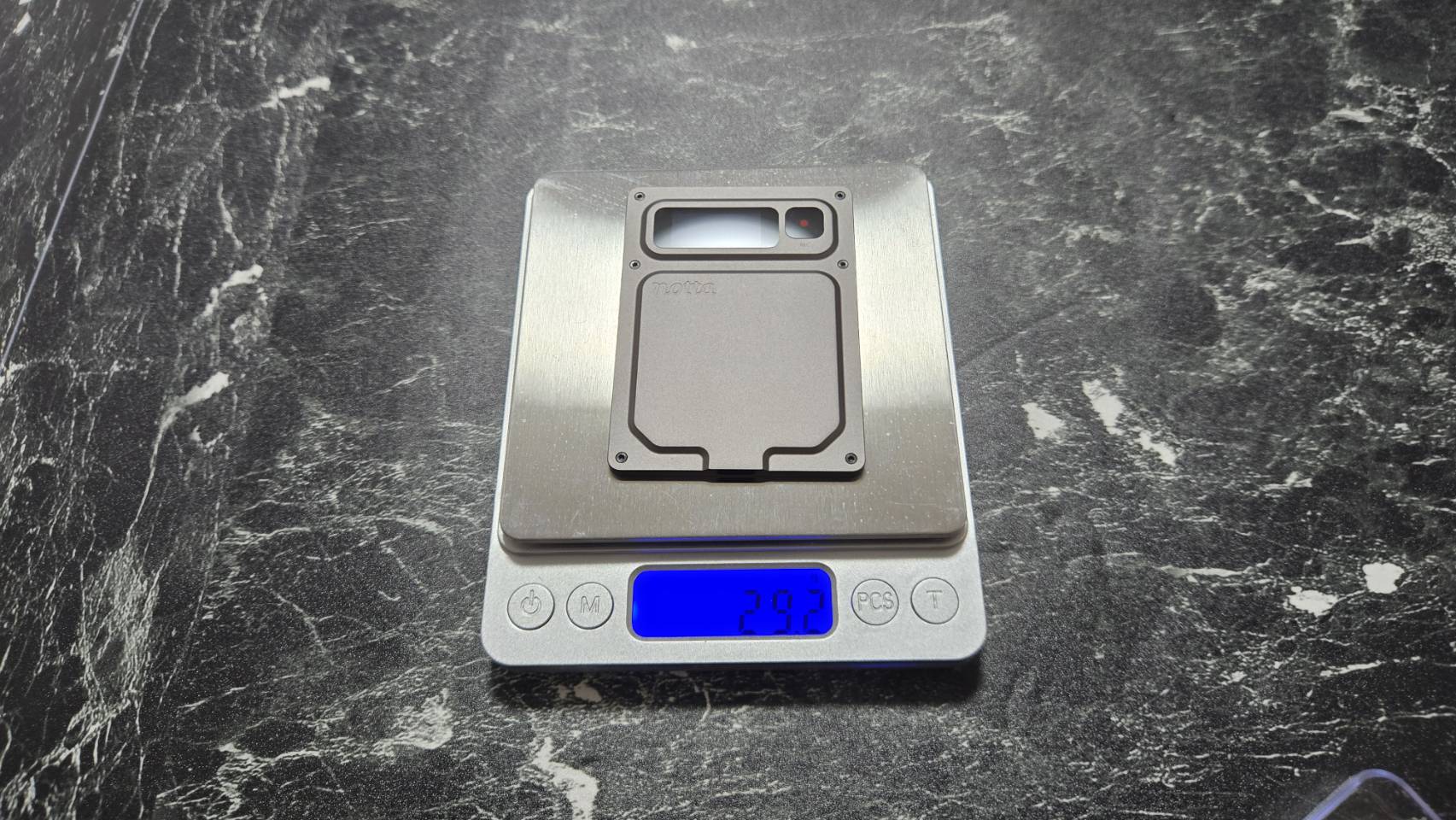 はかりの上に載せたNotta Memo Pro本体と29.2gの表示