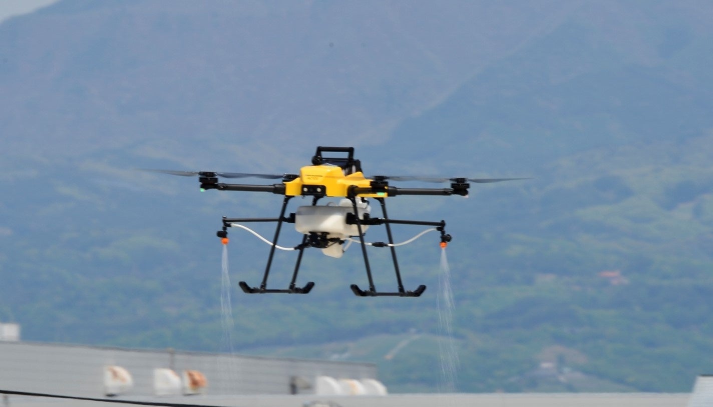 NTT e-Drone Technology、ドローンによる遮熱資材散布でハウスの高温対策を実証 - 画像1