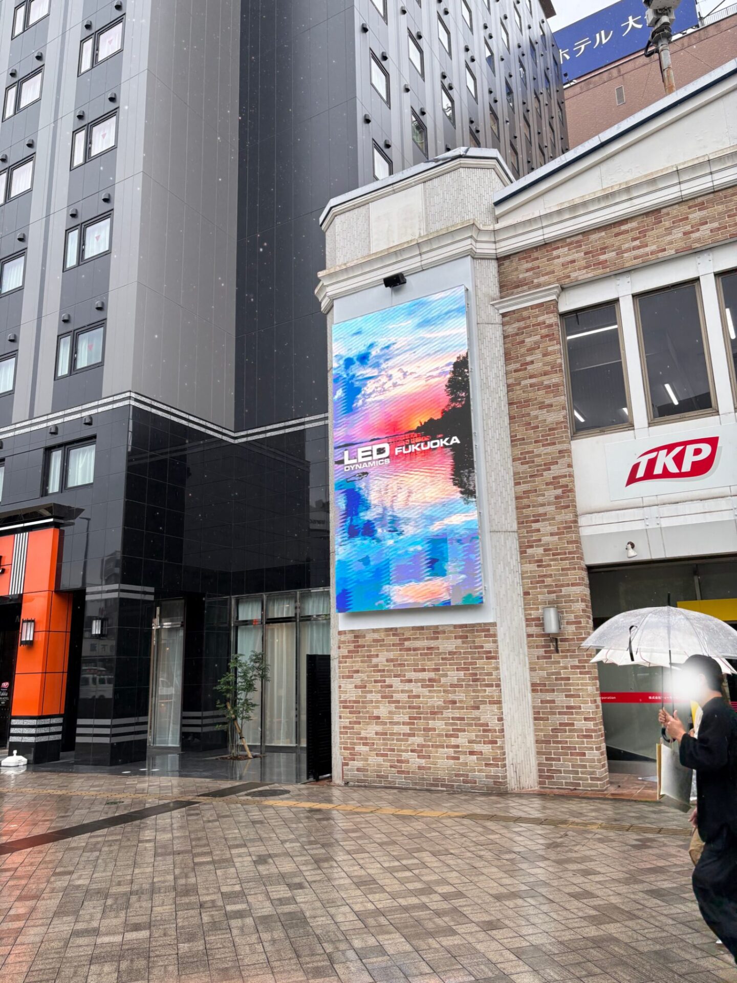 JR大分駅前に大分初となる大型縦型LEDビジョンが登場|幅広い業種での活用を想定