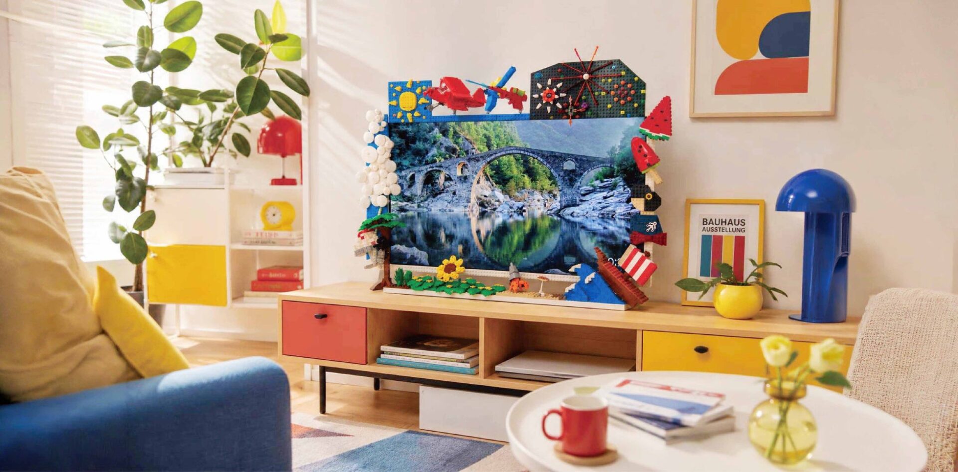 ドウシシャ、ブロックでデコレーションできる32型テレビをMakuakeで発表｜充実したネット動画視聴機能