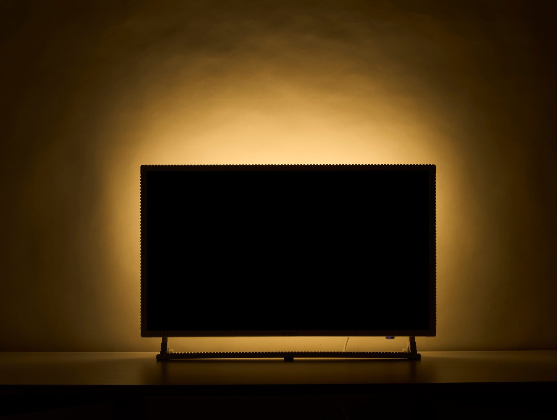 ドウシシャ、ブロックでデコレーションできる32型テレビをMakuakeで発表｜充実したネット動画視聴機能
