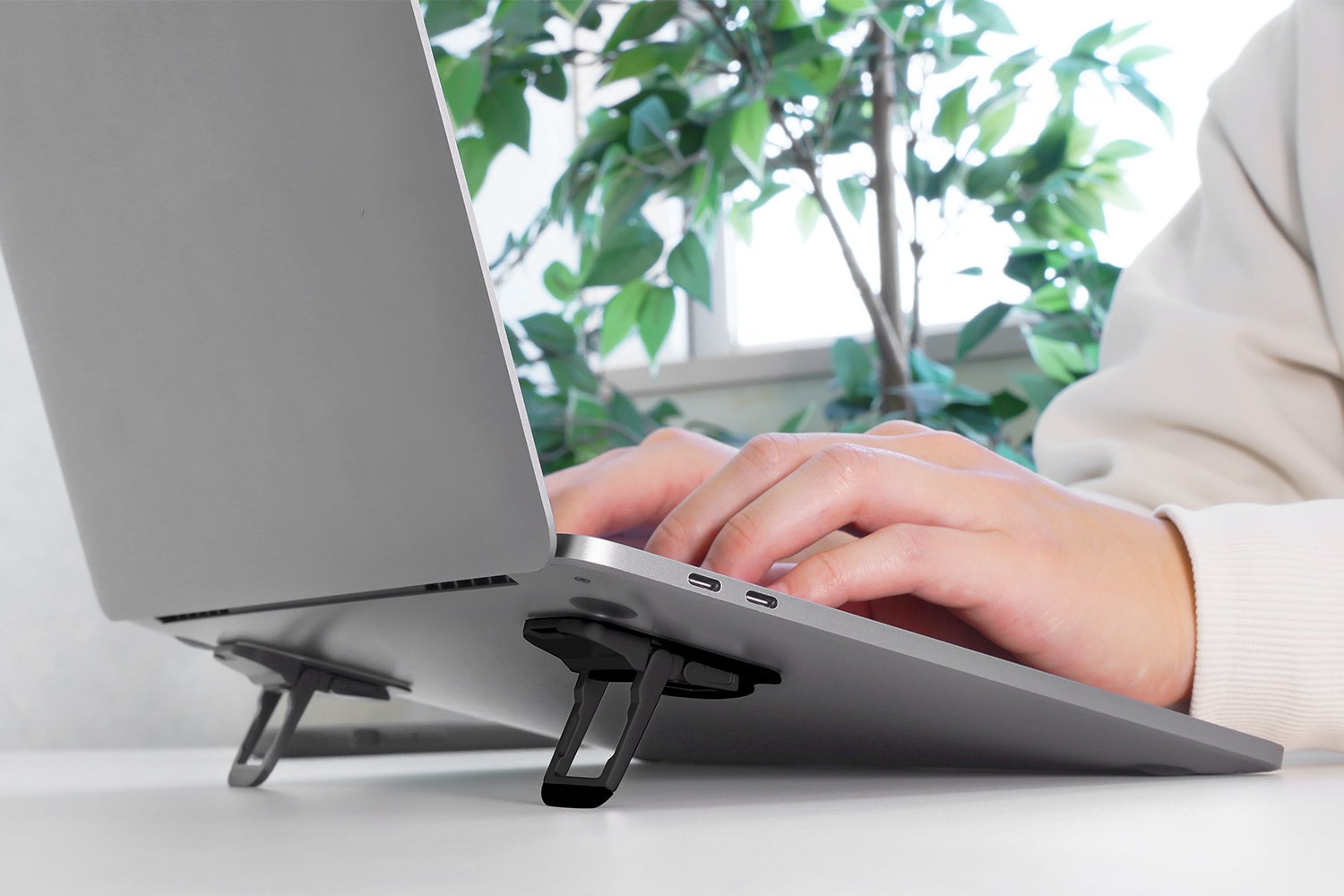 オウルテック、ノートPCに貼り付け可能な薄型ミニスタンドを発売 - 画像1