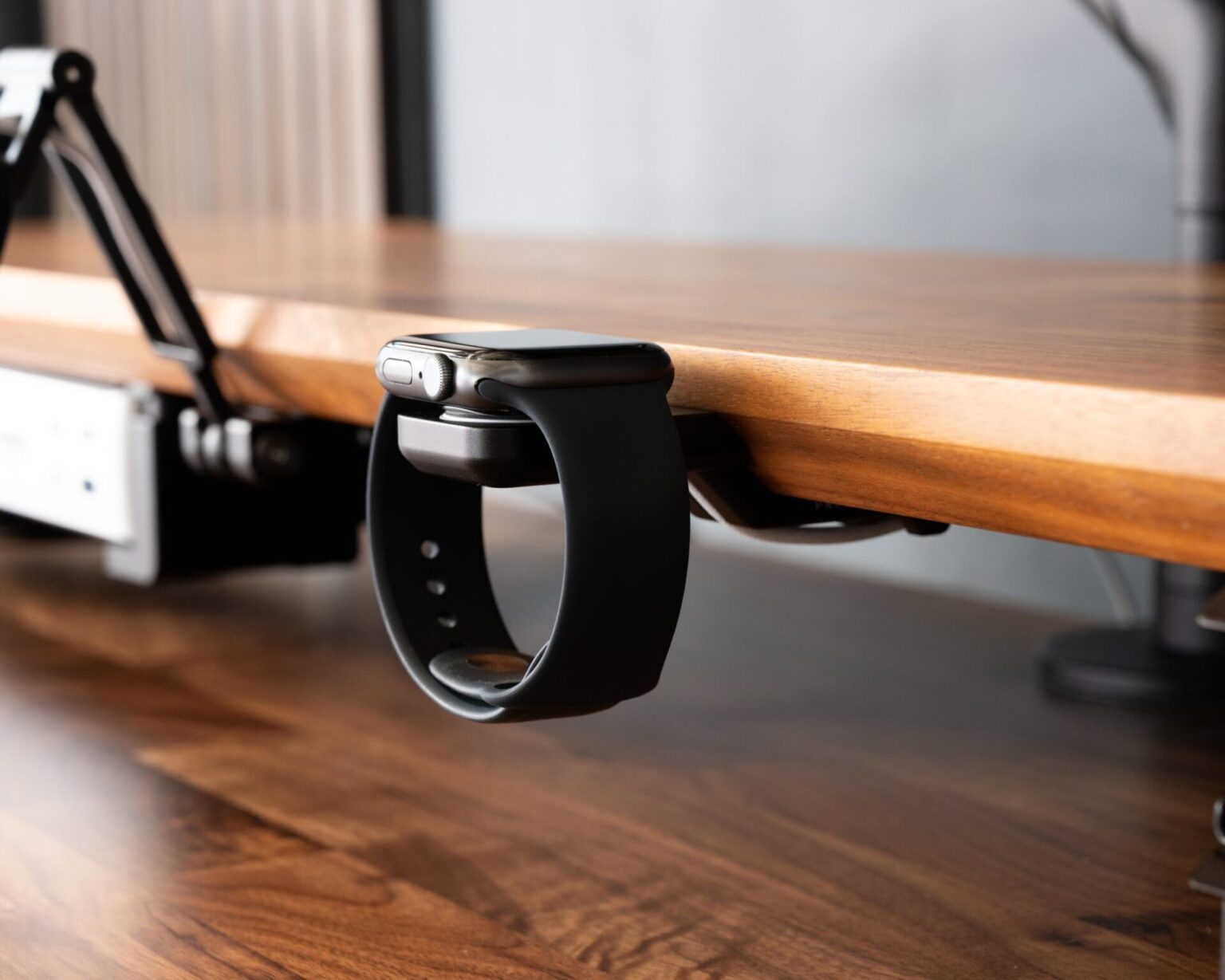 PREDUCTS、デスクシェルフ専用のApple Watch充電台を発売