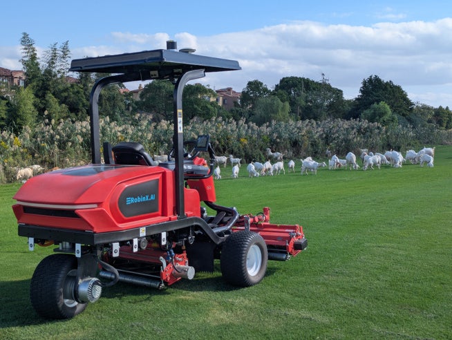 RobinX、ゴルフ場向け芝生管理ロボットをラインオフ - 画像6