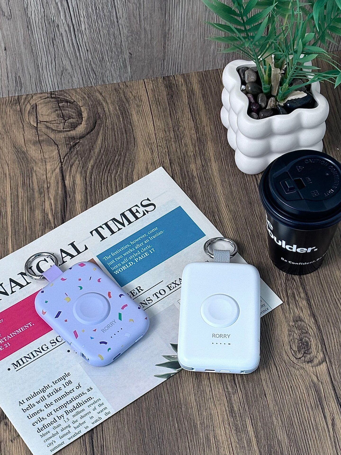 RORRYの人気モバイルバッテリー4製品が『anan』に掲載｜発売詳細