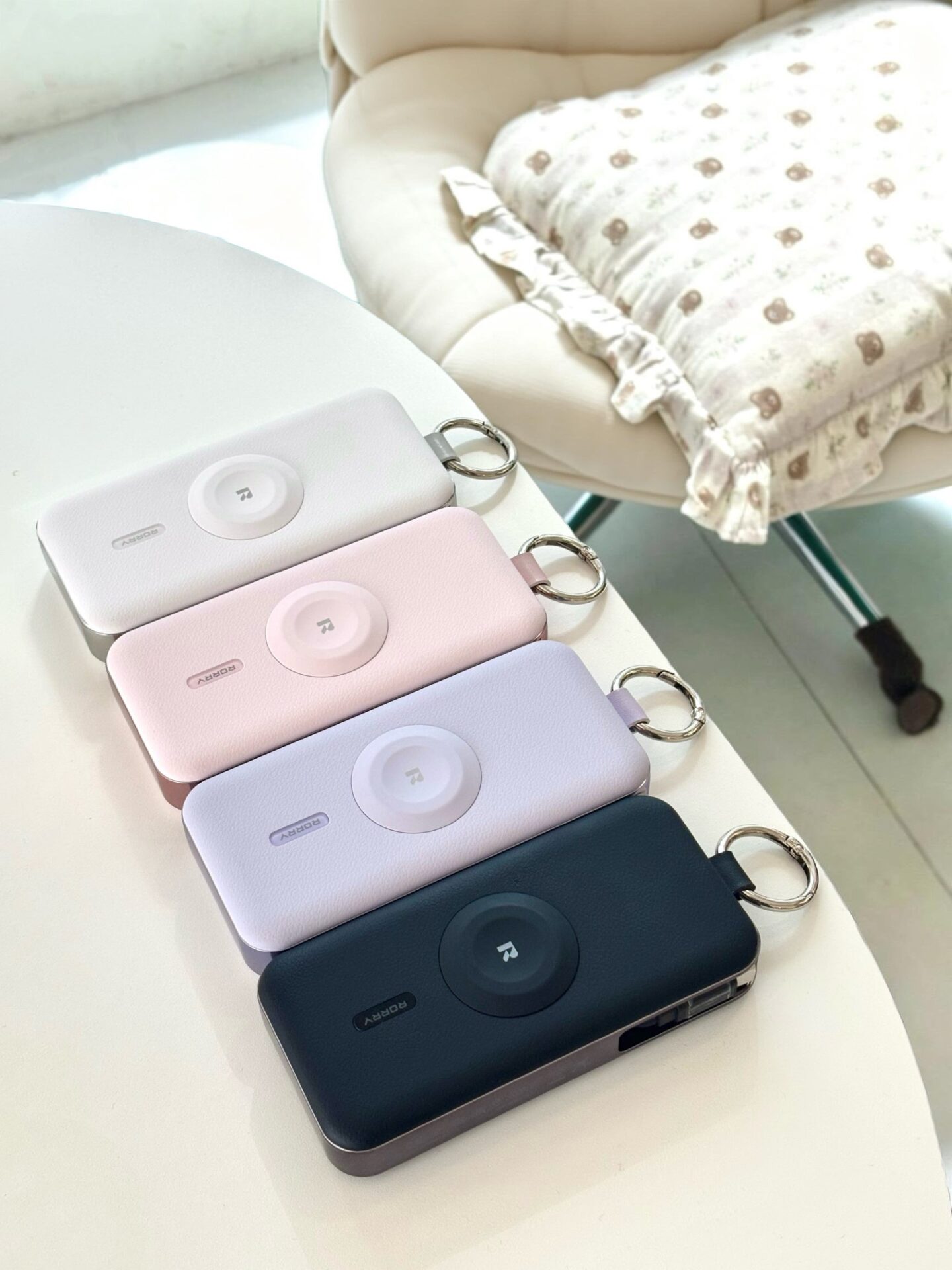 RORRYからカラビナ付きレザー調モバイルバッテリーD3-12000が登場 - 画像2