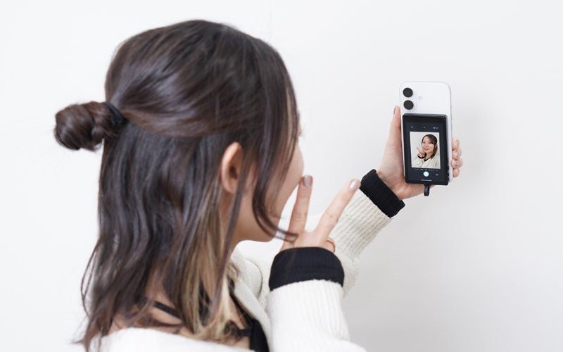 iPhone自撮りを格上げ！外カメで構図確認できるモニター発売 - 画像1