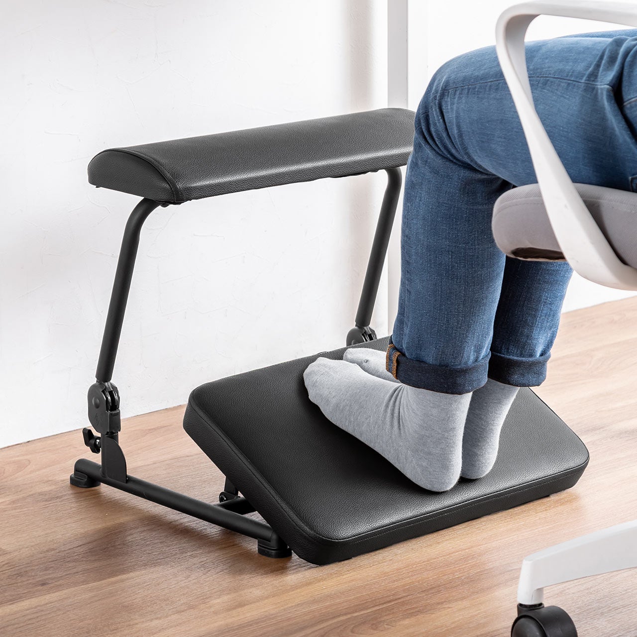 サンワダイレクト、高さ・角度を調整できる3WAYフットレストを発売 - 画像2