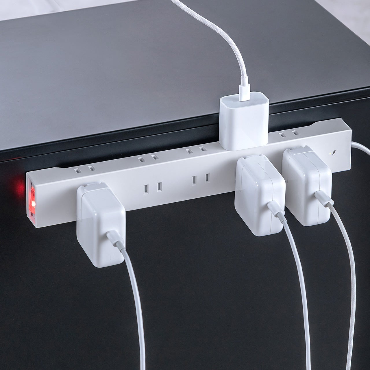 サンワダイレクト、ACアダプタが干渉しにくい10個口電源タップを発売 - 画像2