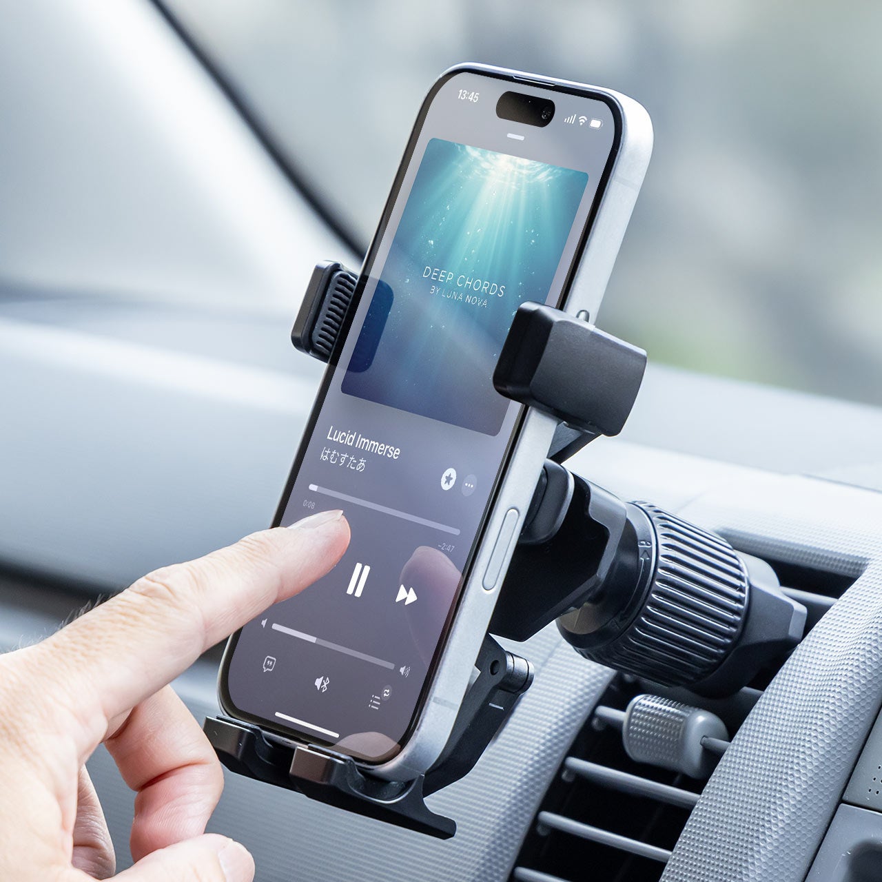 サンワダイレクト、片手で固定できる重力式車載スマホホルダーを発売｜工具不要で簡単に取り付け可能