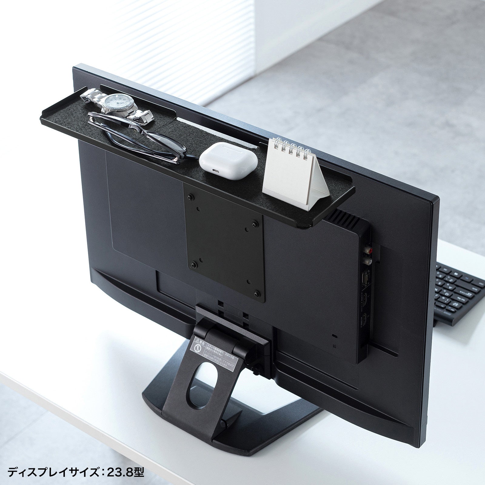 サンワサプライ、モニター裏を有効活用できるVESA取り付けトレイを発売｜製品仕様と価格
