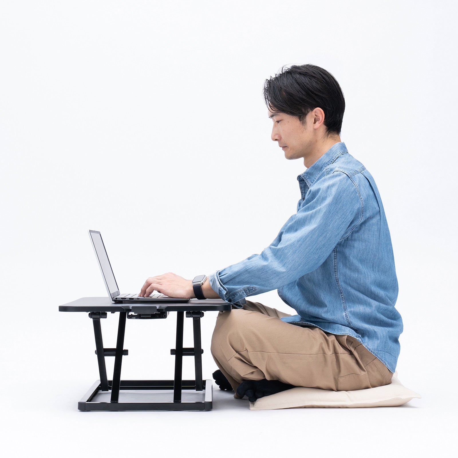 サンワサプライ、既存の机を昇降式に変えるリフトアップデスクを発売｜多様な活用シーン