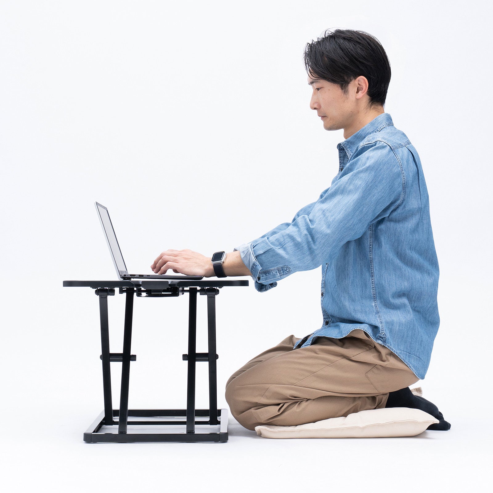 サンワサプライ、既存の机を昇降式に変えるリフトアップデスクを発売|多様な活用シーン