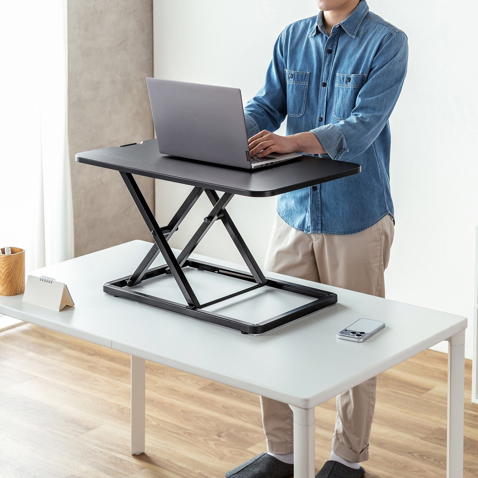 サンワサプライ、既存の机を昇降式に変えるリフトアップデスクを発売|多様な活用シーン