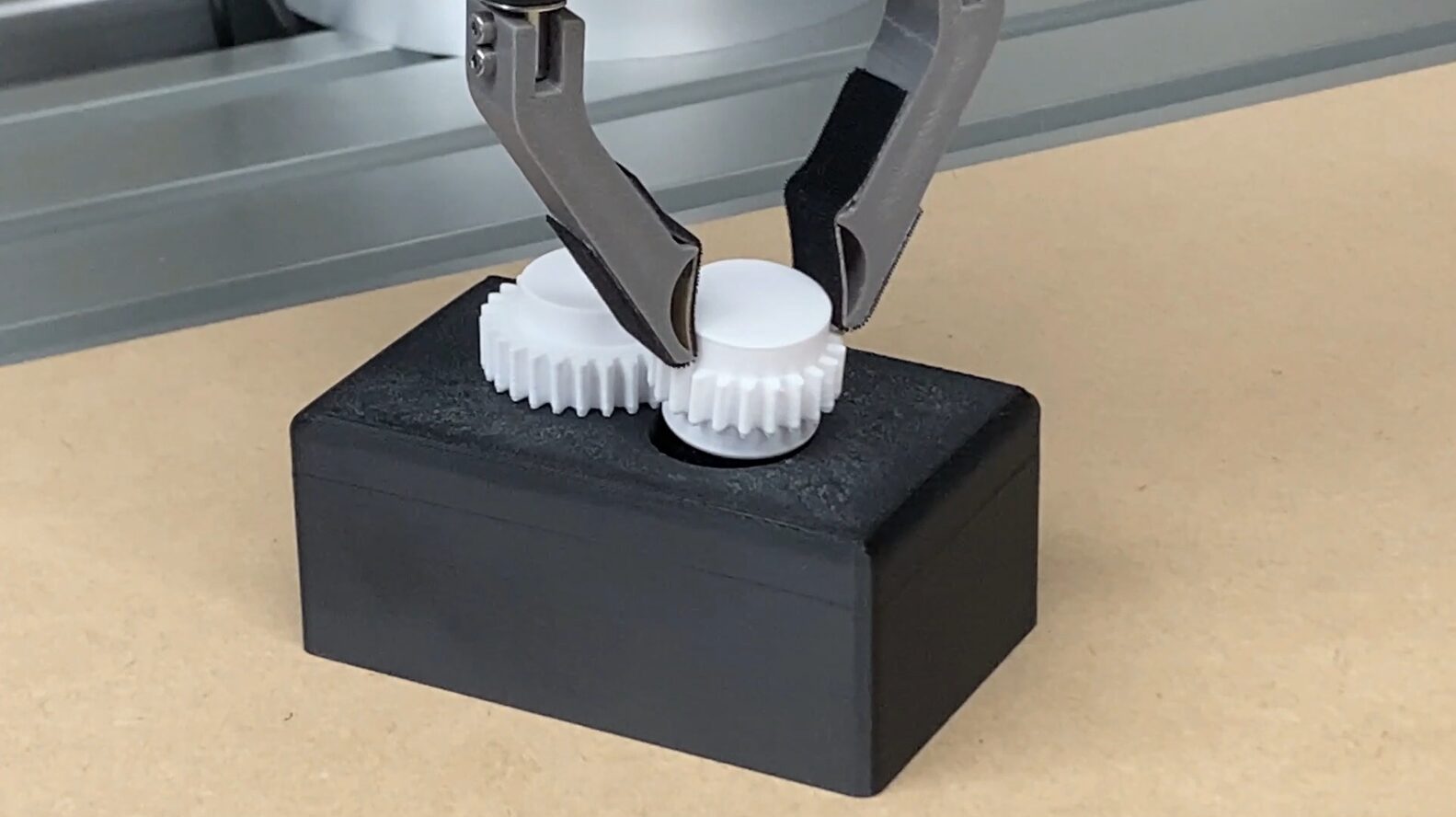 Thinker、歯車をかみ合わせるロボットハンドの新デモを初公開 - 画像1