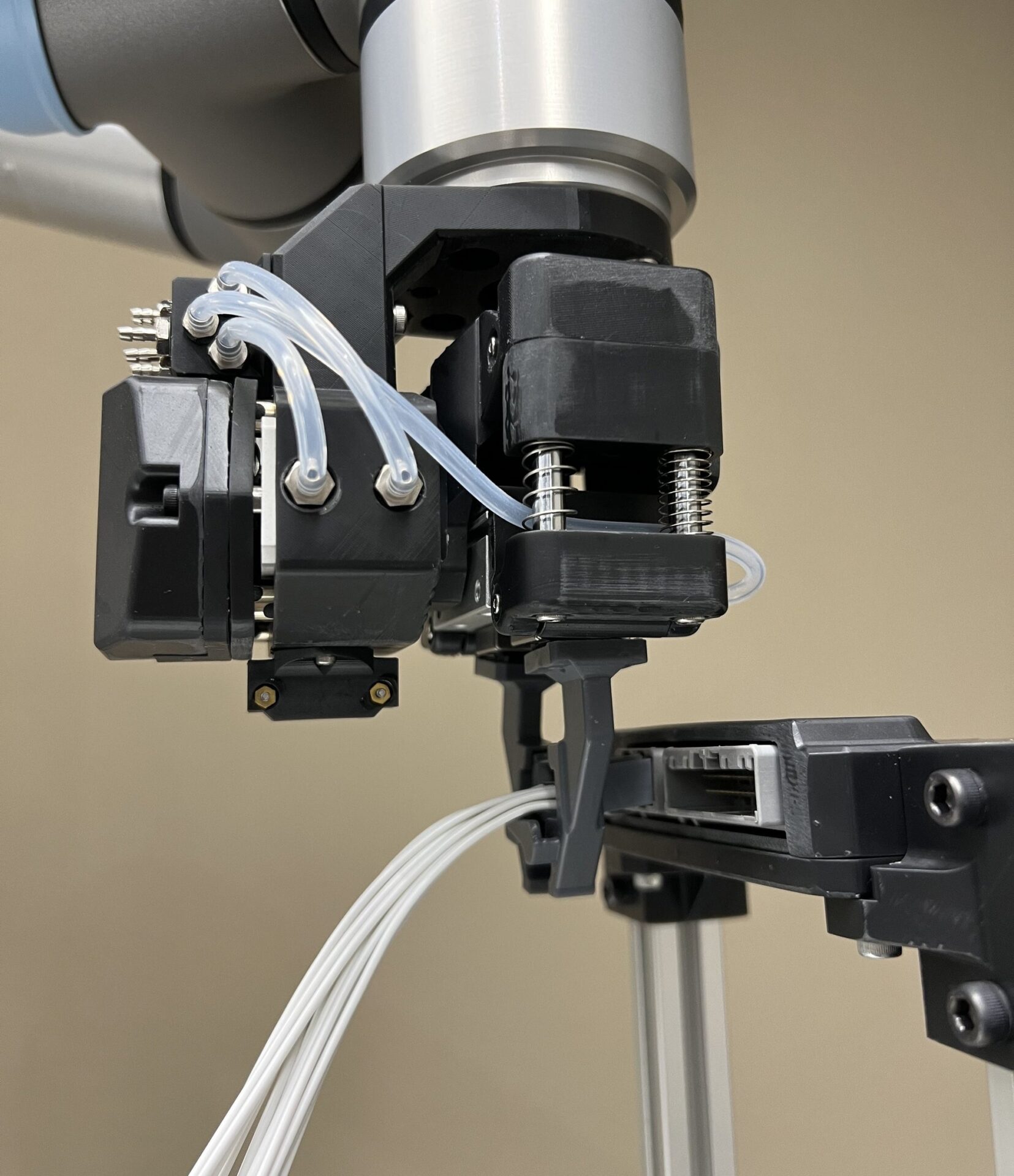 Thinker、ワイヤーハーネス嵌合を自動化するロボットハンド「Think Hand proto-2」を発表 - 画像1