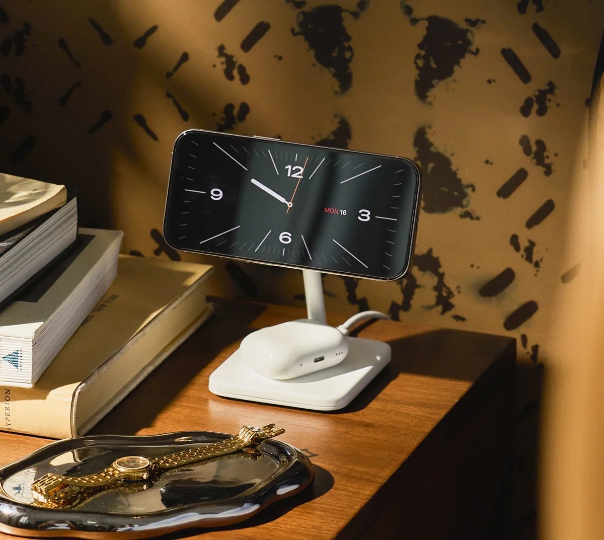 フォーカルポイント、Twelve Southの2-in-1ワイヤレス充電スタンドを発売｜Qi2対応の急速充電と付属アクセサリー