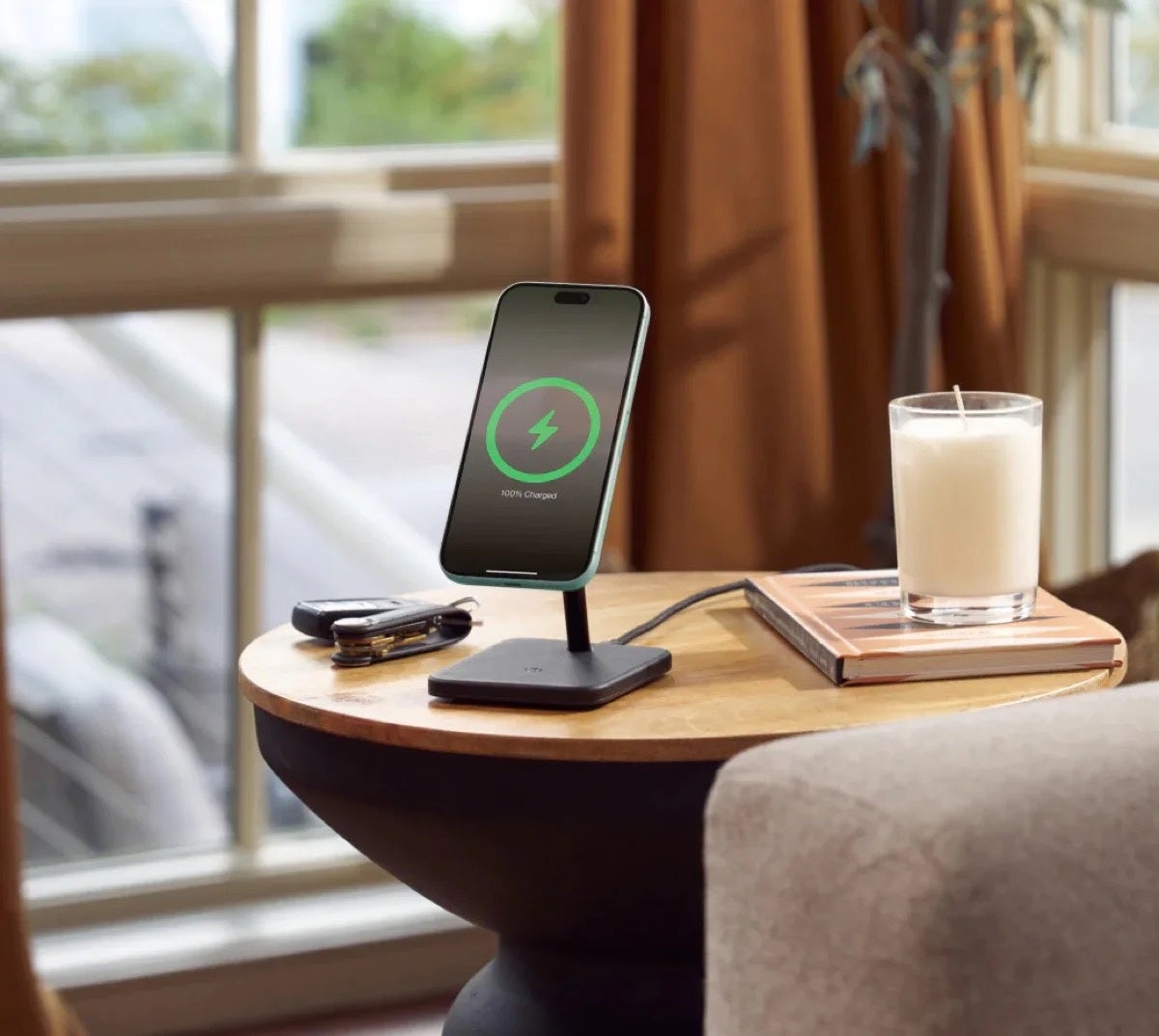 フォーカルポイント、Twelve Southの2-in-1ワイヤレス充電スタンドを発売｜Qi2対応の急速充電と付属アクセサリー