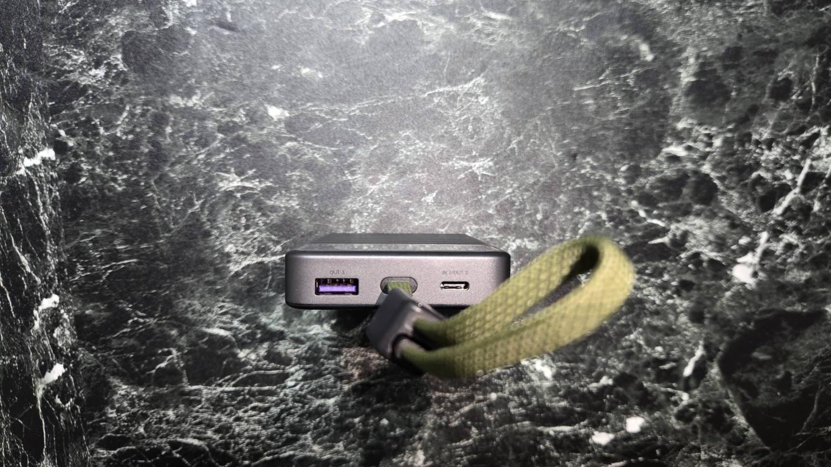 天面の3系統。内蔵ケーブルの窪み(IN 1/OUT 1)・USB-Cポート(IN 2/OUT 2)・USB-Aポート(OUT 3)の刻印が並ぶ