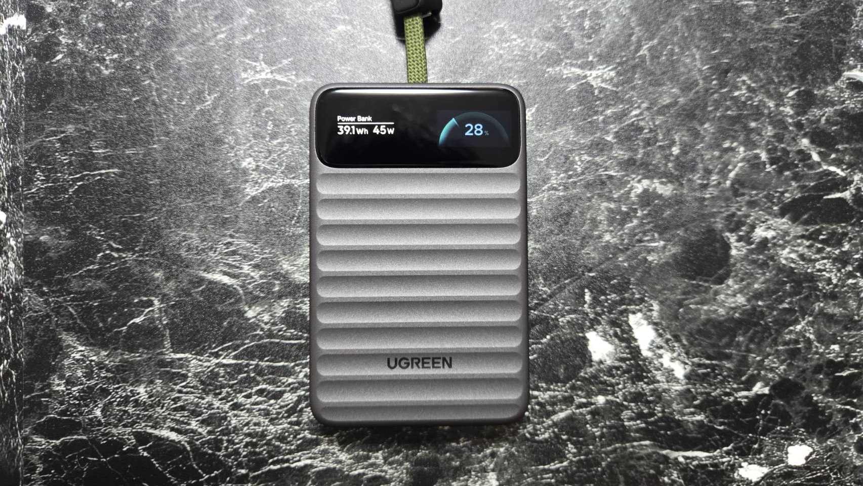 UGREEN Nexode Wavyの波型面と28%を示す画面