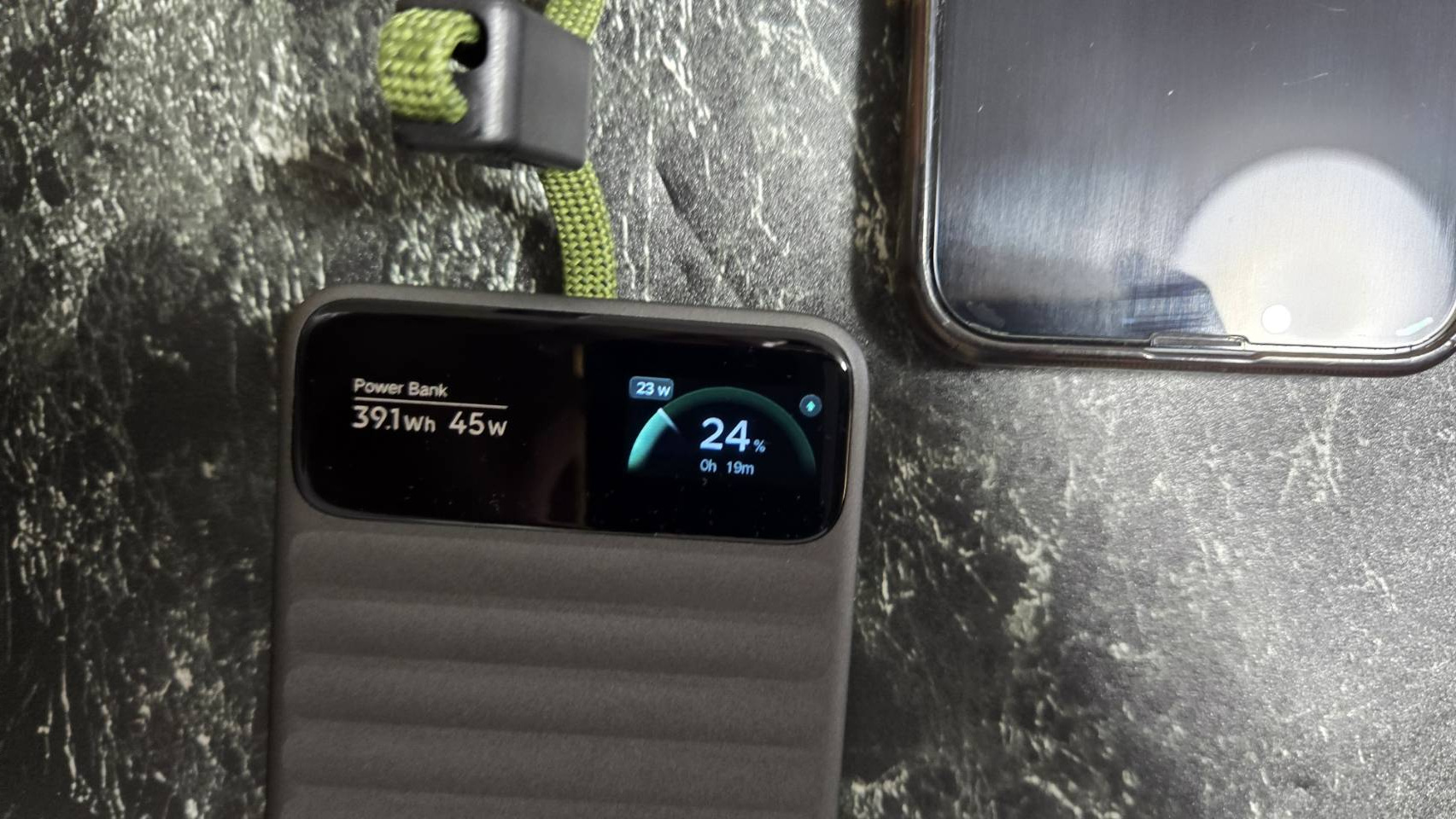 スマートフォンの横に置いた本体画面に24%と表示されている