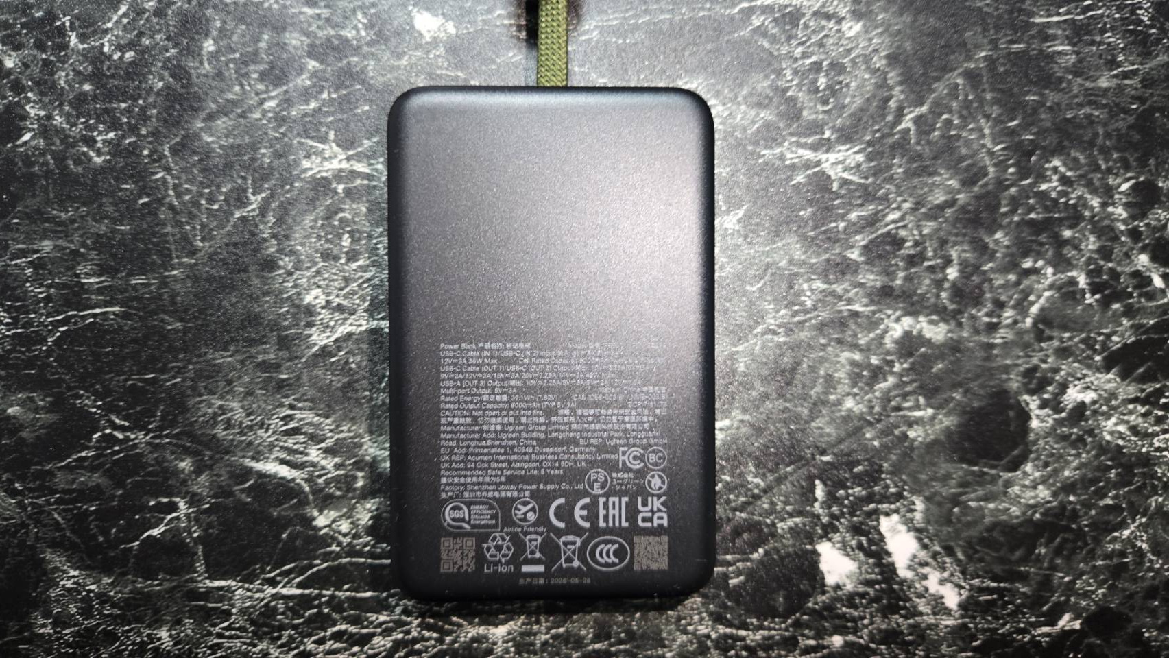 UGREEN Nexode Wavyの滑らかな印字面とケーブル
