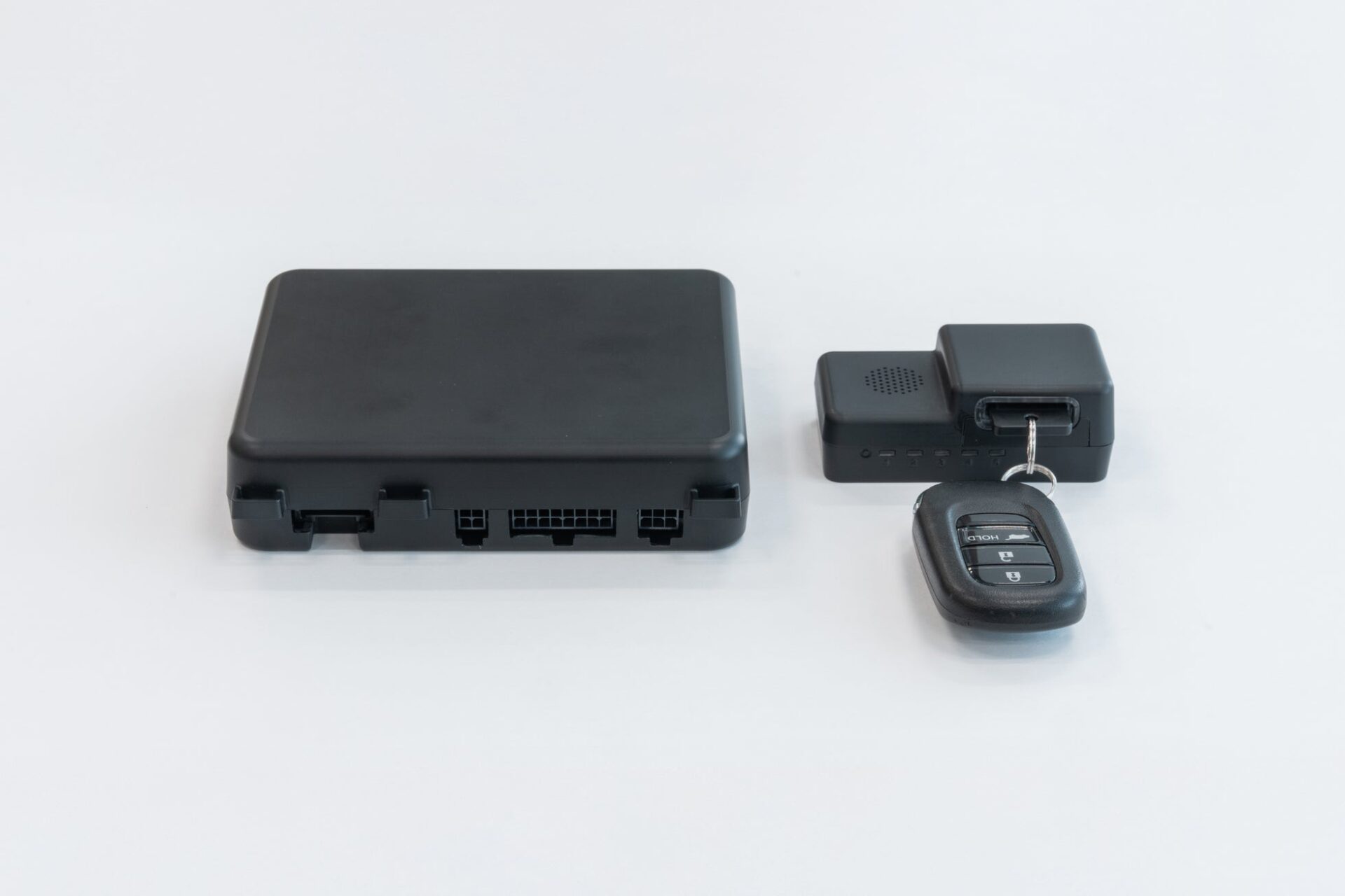 ヨコオ、レンタカー無人化を支える車載IoTソリューションを提供|レンタカーの無人貸出を支えるIoT技術